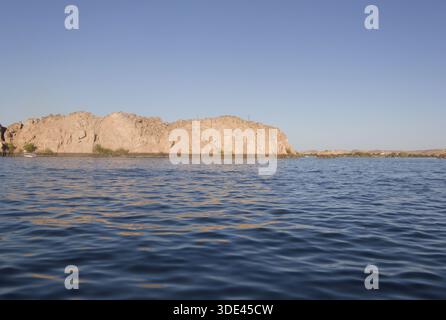 Die felsige Nilküste unter klarem blauem Himmel Stockfoto