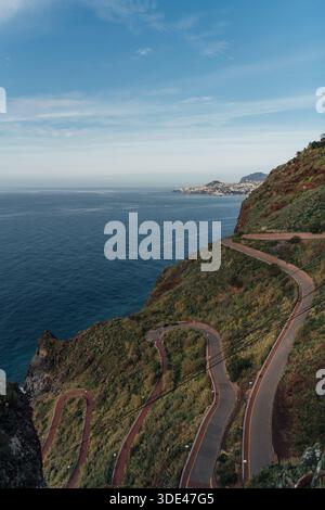 Gewundene Küstenstraße auf einer Klippe mit Meerblick auf Madeira Stockfoto