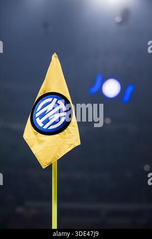 Eine Eckfahne mit dem Logo des FC Internazionale ist vor dem Fußballspiel der Serie A zwischen dem FC Internazionale und dem Bologna FC zu sehen. Stockfoto
