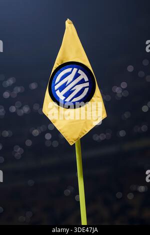 Eine Eckfahne mit dem Logo des FC Internazionale ist vor dem Fußballspiel der Serie A zwischen dem FC Internazionale und dem Bologna FC zu sehen. Stockfoto