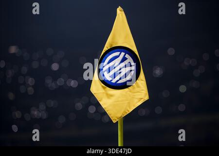 Eine Eckfahne mit dem Logo des FC Internazionale ist vor dem Fußballspiel der Serie A zwischen dem FC Internazionale und dem Bologna FC zu sehen. Stockfoto