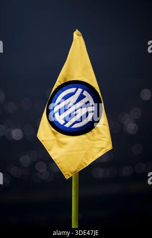 Eine Eckfahne mit dem Logo des FC Internazionale ist vor dem Fußballspiel der Serie A zwischen dem FC Internazionale und dem Bologna FC zu sehen. Stockfoto