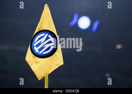 Eine Eckfahne mit dem Logo des FC Internazionale ist vor dem Fußballspiel der Serie A zwischen dem FC Internazionale und dem Bologna FC zu sehen. Stockfoto