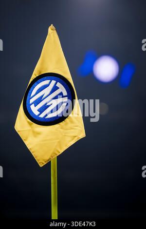 Eine Eckfahne mit dem Logo des FC Internazionale ist vor dem Fußballspiel der Serie A zwischen dem FC Internazionale und dem Bologna FC zu sehen. Stockfoto