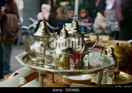 Tablett mit traditionellen marokkanischen Teekannen Stockfoto