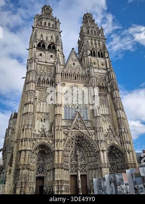 Extravagante gotische Fassade der Kathedrale von Tours Saint-Gatien in Frankreich. Die massive Steinstruktur verfügt über zwei Türme, kompliziertes Tracery und ein großes C Stockfoto