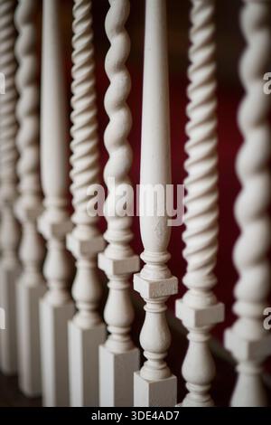 Nahaufnahme von kunstvollen Holztreppenspindeln Stockfoto