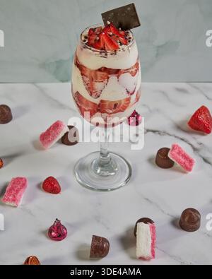 Elegantes Dessert aus Erdbeercreme im Glas Stockfoto