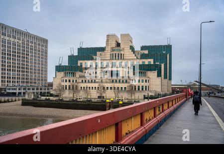 London, Vereinigtes Königreich – 28. Dezember 2025: Der Secret Intelligence Service (SIS), auch bekannt als MI6, ist die britische Auslandsvermittlung Stockfoto