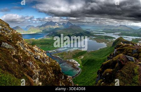 Blick Vom Berg Offersoykammen Auf Die Küstenlandschaft Der Lofoten In Norwegen Stockfoto