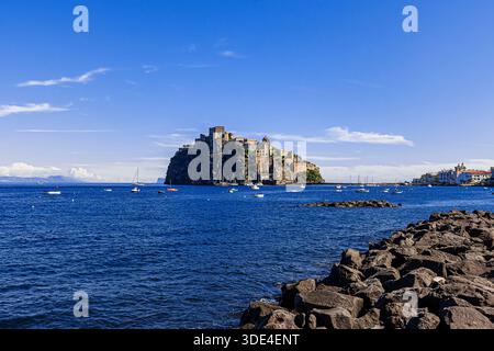 Die aragonesische Burg von Ischia Ponte vom Fischerstrand aus gesehen Stockfoto