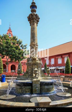 Queen Victoria Fountain am Dutch Square, Melaka, Malaysia, umgeben von Kolonialgebäuden und Landschaftsgärten. Stockfoto