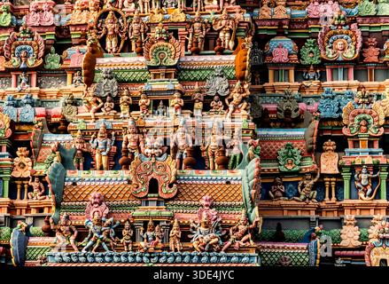 Farbenfrohe und komplizierte Schnitzereien an einer Hindutempelfassade. Stockfoto