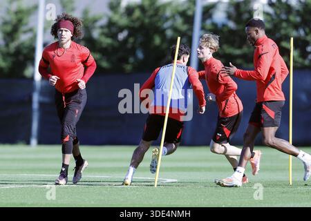 Lagos, Portugal. Januar 2026. Marlon Fossey (L) von Standard, das während des Wintertrainings der belgischen Fußballmannschaft Standard de Lüttich in Lagos, Portugal, am Montag, den 5. Januar 2026, abgebildet wurde. BELGA FOTO RICARDO NASCIMENTO Credit: Belga Nachrichtenagentur/Alamy Live News Stockfoto