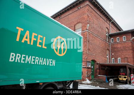 Bremerhaven, Deutschland. Januar 2026. Ein Tafel Bremerhaven Truck steht vor dem Gebäude, in dem die Tafel Lebensmittel an ihre Kunden in Bremerhaven verteilt. Mit einem neuen Förderverein hat die Bremerhavener Lebensmittelbank ihren Betrieb nach mehrwöchiger Schließung wieder aufgenommen. Rund 1.500 armutsgefährdete Menschen im Bremerhavener Raum können wieder Nahrung von der Tafel beziehen. Quelle: Focke Strangmann/dpa/Alamy Live News Stockfoto