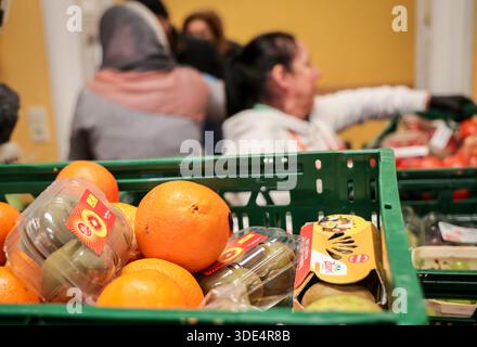 Bremerhaven, Deutschland. Januar 2026. Freiwillige Helfer der Tafel Bremerhaven verteilen Obst und Gemüse an Kunden mit einem neuen Sponsoringverein hat die Bremerhavener Lebensmittelbank ihren Betrieb nach mehrwöchiger Schließung wieder aufgenommen. Rund 1.500 armutsgefährdete Menschen im Bremerhavener Raum können wieder Nahrung von der Tafel beziehen. Quelle: Focke Strangmann/dpa/Alamy Live News Stockfoto