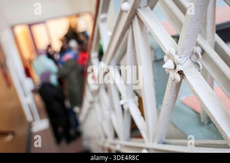 Bremerhaven, Deutschland. Januar 2026. Kunden der Bremerhavener Lebensmittelbank warten in einem Treppenhaus auf die Aushändigung von Speisen. Mit einem neuen Förderverein hat die Bremerhavener Lebensmittelbank ihren Betrieb nach mehrwöchiger Schließung wieder aufgenommen. Rund 1.500 armutsgefährdete Menschen im Bremerhavener Raum können wieder Nahrung von der Tafel beziehen. Quelle: Focke Strangmann/dpa/Alamy Live News Stockfoto