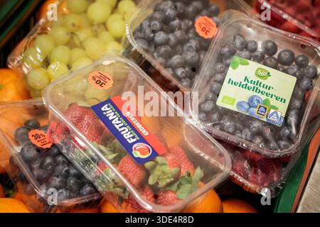 Bremerhaven, Deutschland. Januar 2026. Fruit ist bereit für den Vertrieb an Kunden bei der Lebensmittelbank Tafel Bremerhaven mit einem neuen Sponsoring-Verband hat die Lebensmittelbank Bremerhaven ihren Betrieb nach mehrwöchiger Schließung wieder aufgenommen. Rund 1.500 armutsgefährdete Menschen im Bremerhavener Raum können wieder Nahrung von der Tafel beziehen. Quelle: Focke Strangmann/dpa/Alamy Live News Stockfoto