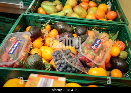 Bremerhaven, Deutschland. Januar 2026. Fruit ist bereit für den Vertrieb an Kunden bei der Lebensmittelbank Tafel Bremerhaven mit einem neuen Sponsoring-Verband hat die Lebensmittelbank Bremerhaven ihren Betrieb nach mehrwöchiger Schließung wieder aufgenommen. Rund 1.500 armutsgefährdete Menschen im Bremerhavener Raum können wieder Nahrung von der Tafel beziehen. Quelle: Focke Strangmann/dpa/Alamy Live News Stockfoto
