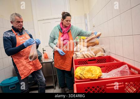 Bremerhaven, Deutschland. Januar 2026. Trixi Erhardt (R.) und Jörg Kerath, Freiwillige bei der Bremerhavener Lebensmittelbank, posieren, während sie sich auf die Brotverteilung vorbereiten. Mit einem neuen Förderverein hat die Bremerhavener Lebensmittelbank ihren Betrieb nach mehrwöchiger Schließung wieder aufgenommen. Rund 1.500 armutsgefährdete Menschen im Bremerhavener Raum können wieder Nahrung von der Tafel beziehen. Quelle: Focke Strangmann/dpa/Alamy Live News Stockfoto