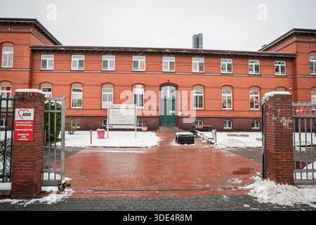 Bremerhaven, Deutschland. Januar 2026. Ein Gebäude der AWO Bremerhaven, in dem sich derzeit noch die Bremerhavener Lebensmittelbank befindet. Mit einem neuen Förderverein hat die Bremerhavener Lebensmittelbank ihren Betrieb nach mehrwöchiger Schließung wieder aufgenommen. Rund 1.500 armutsgefährdete Menschen im Bremerhavener Raum können wieder Nahrung von der Tafel beziehen. Quelle: Focke Strangmann/dpa/Alamy Live News Stockfoto