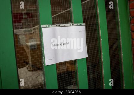 Bremerhaven, Deutschland. Januar 2026. An der Tür des Gebäudes hängt ein Schild, in dem die Lebensmittelbank ihre Lebensmittel an ihre Kunden in Bremerhaven verteilt. Mit einem neuen Förderverein hat die Bremerhavener Lebensmittelbank ihren Betrieb nach mehrwöchiger Schließung wieder aufgenommen. Rund 1.500 armutsgefährdete Menschen im Bremerhavener Raum können wieder Nahrung von der Tafel beziehen. Quelle: Focke Strangmann/dpa/Alamy Live News Stockfoto