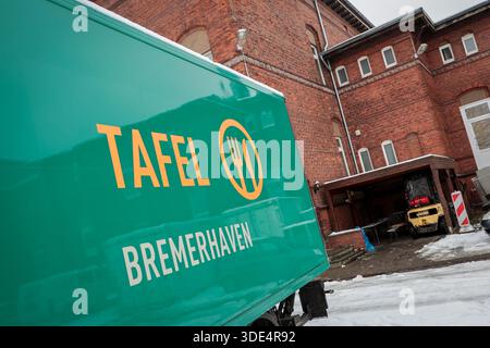 Bremerhaven, Deutschland. Januar 2026. Ein Tafel Bremerhaven Truck steht vor dem Gebäude, in dem die Tafel Lebensmittel an ihre Kunden in Bremerhaven verteilt. Mit einem neuen Förderverein hat die Bremerhavener Lebensmittelbank ihren Betrieb nach mehrwöchiger Schließung wieder aufgenommen. Rund 1.500 armutsgefährdete Menschen im Bremerhavener Raum können wieder Nahrung von der Tafel beziehen. Quelle: Focke Strangmann/dpa/Alamy Live News Stockfoto