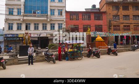 Eine lebhafte Straßenszene mit einem Marktstand und geparkten Motorrädern vor farbenfrohen Gebäuden, die das pulsierende urbane Leben und den Handel einfangen. Stockfoto