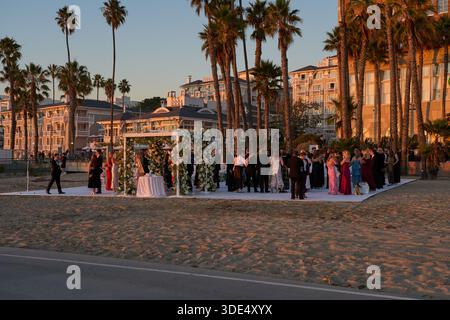 Los Angeles, USA - 18. Oktober 2025 - Hotel Casa del Mar - elegante Hochzeitszeremonie am Strand mit Gästen und Palmen bei Sonnenuntergang Stockfoto