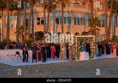 Los Angeles, USA - 18. Oktober 2025 - Hotel Casa del Mar - elegante Hochzeitszeremonie am Strand mit Gästen und Palmen bei Sonnenuntergang Stockfoto