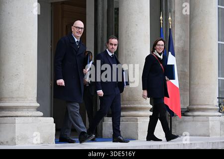 Paris, Frankreich. Januar 2026. Der französische Minister für Wirtschaft, Finanzen und Industrie, Energie und digitale Souveränität Roland Lescure, der französische Premierminister Sebastien Lecornu und die französische Ministerin für Aktion und öffentliche Finanzen Amelie de Montchalin während des ersten ministerrats des Jahres am 5. Januar 2026 im Schloss Elysee. Foto: Tomas Stevens/ABACAPRESS.COM Credit: Abaca Press/Alamy Live News Stockfoto