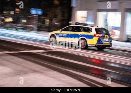 Polizeifahrzeug bei winterlichen Straßenverhältnissen am Abend Oldenburg, Deutschland, 03.01.2026: Ein Polizeifahrzeug fährt am Abend über eine winterliche, teilweise verschneite Straße in der Oldenburger Innenstadt. *** Polizeifahrzeug bei winterlichen Straßenverhältnissen am Abend Oldenburg, 03 01 2026 Ein Polizeifahrzeug fährt abends auf einer winterlichen, teils verschneiten Straße in der Oldenburger Innenstadt Stockfoto