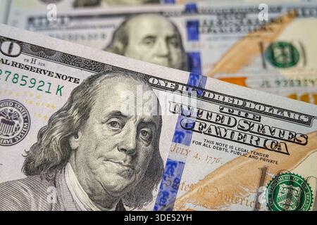 Shanghai, China. Januar 2026. Nahaufnahme eines 100-Dollar-Scheins mit Fokus auf Franklins Gesicht und den Text des Scheins. Quelle: SOPA Images Limited/Alamy Live News Stockfoto