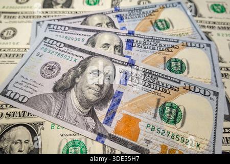 Shanghai, China. Januar 2026. Nahaufnahme mehrerer 100-Dollar-Scheine mit Benjamin Franklin, aufgefächert. (Foto: Sheldon Cooper/SOPA Images/SIPA USA) Credit: SIPA USA/Alamy Live News Stockfoto