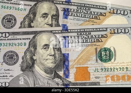 Shanghai, China. Januar 2026. Nahaufnahme von gestapelten 100-Dollar-Scheinen, die Franklins Porträt und Details zeigen. (Foto: Sheldon Cooper/SOPA Images/SIPA USA) Credit: SIPA USA/Alamy Live News Stockfoto