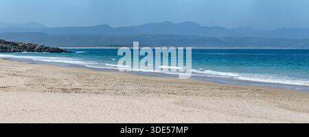 Landschaft mit Sandstrand und Plettenberg Bucht Küste, aufgenommen im hellen Licht des späten Frühlings von Wedge Beach, Plettenberg, Westkap, Südafrika Stockfoto