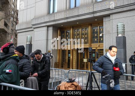 New York, Usa. Januar 2026. Demonstranten versammeln sich vor dem Gericht der Vereinigten Staaten von Daniel Patrick Moynihan, während der entlassene venezolanische Präsident Nicolas Maduro am 5. Januar 2026 in New York auf seine Anklageerhebung wartet. Der linke starke Mann Nicolas Maduro, 63 Jahre alt, wird zusammen mit seiner Frau, die auch bei dem Schock-US-Angriff am 3. Januar festgenommen und aus Caracas herausgeholt wurde, bei dem Kommandos, Bombenangriffe mit Flugzeugen und eine massive Marinetruppe vor der venezolanischen Küste betroffen waren, angeklagt. Quelle: Brazil Photo Press/Alamy Live News Stockfoto