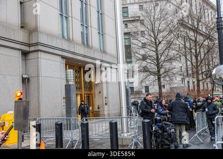 New York, Usa. Januar 2026. Demonstranten versammeln sich vor dem Gericht der Vereinigten Staaten von Daniel Patrick Moynihan, während der entlassene venezolanische Präsident Nicolas Maduro am 5. Januar 2026 in New York auf seine Anklageerhebung wartet. Der linke starke Mann Nicolas Maduro, 63 Jahre alt, wird zusammen mit seiner Frau, die auch bei dem Schock-US-Angriff am 3. Januar festgenommen und aus Caracas herausgeholt wurde, bei dem Kommandos, Bombenangriffe mit Flugzeugen und eine massive Marinetruppe vor der venezolanischen Küste betroffen waren, angeklagt. Quelle: Brazil Photo Press/Alamy Live News Stockfoto