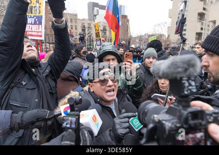 New York, Usa. Januar 2026. Demonstranten versammeln sich vor dem Gericht der Vereinigten Staaten von Daniel Patrick Moynihan, während der entlassene venezolanische Präsident Nicolas Maduro am 5. Januar 2026 in New York auf seine Anklageerhebung wartet. Der linke starke Mann Nicolas Maduro, 63 Jahre alt, wird zusammen mit seiner Frau, die auch bei dem Schock-US-Angriff am 3. Januar festgenommen und aus Caracas herausgeholt wurde, bei dem Kommandos, Bombenangriffe mit Flugzeugen und eine massive Marinetruppe vor der venezolanischen Küste betroffen waren, angeklagt. Quelle: Brazil Photo Press/Alamy Live News Stockfoto