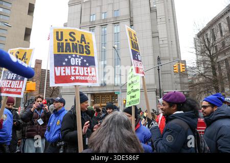 New York, Usa. Januar 2026. Demonstranten versammeln sich vor dem Gericht der Vereinigten Staaten von Daniel Patrick Moynihan, während der entlassene venezolanische Präsident Nicolas Maduro am 5. Januar 2026 in New York auf seine Anklageerhebung wartet. Der linke starke Mann Nicolas Maduro, 63 Jahre alt, wird zusammen mit seiner Frau, die auch bei dem Schock-US-Angriff am 3. Januar festgenommen und aus Caracas herausgeholt wurde, bei dem Kommandos, Bombenangriffe mit Flugzeugen und eine massive Marinetruppe vor der venezolanischen Küste betroffen waren, angeklagt. Quelle: Brazil Photo Press/Alamy Live News Stockfoto