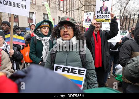 New York, Usa. Januar 2026. Demonstranten versammeln sich vor dem Gericht der Vereinigten Staaten von Daniel Patrick Moynihan, während der entlassene venezolanische Präsident Nicolas Maduro am 5. Januar 2026 in New York auf seine Anklageerhebung wartet. Der linke starke Mann Nicolas Maduro, 63 Jahre alt, wird zusammen mit seiner Frau, die auch bei dem Schock-US-Angriff am 3. Januar festgenommen und aus Caracas herausgeholt wurde, bei dem Kommandos, Bombenangriffe mit Flugzeugen und eine massive Marinetruppe vor der venezolanischen Küste betroffen waren, angeklagt. Quelle: Brazil Photo Press/Alamy Live News Stockfoto