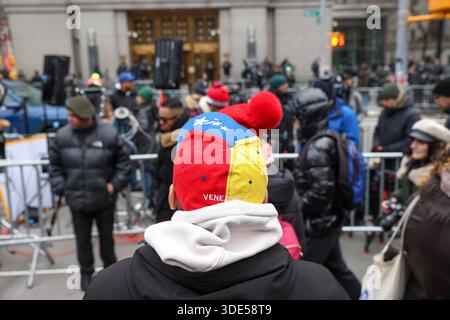 Demonstranten versammeln sich vor dem Gericht der Vereinigten Staaten von Daniel Patrick Moynihan, während der entlassene venezolanische Präsident Nicolas Maduro am 5. Januar 2026 in New York auf seine Anklageerhebung wartet. Der linke starke Mann Nicolas Maduro, 63, sieht sich vor dem Gericht der Vereinigten Staaten von Daniel Patrick Moynihan, während der entlassene venezolanische Präsident Nicolas Maduro am 5. Januar 2026 in New York auf seine Anklageerhebung wartet. Der linke starke Mann Nicolas Maduro, 63, wird zusammen mit seiner Frau, die auch im Schock der US AS beschlagnahmt und aus Caracas herausgebracht wurde, angeklagt Stockfoto