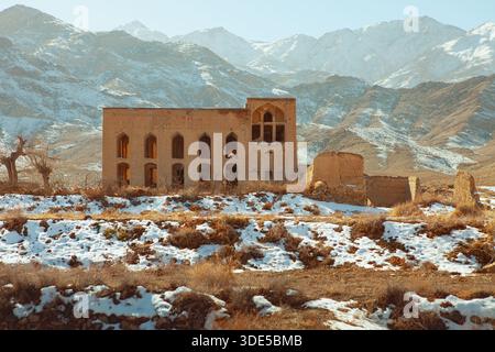 Offener Blick auf das historische Abbas Abad-Gebäude, Natanz, Isfahan, ein mehrstöckiges Backsteingebäude mit zahlreichen Bogenfenstern. Stockfoto
