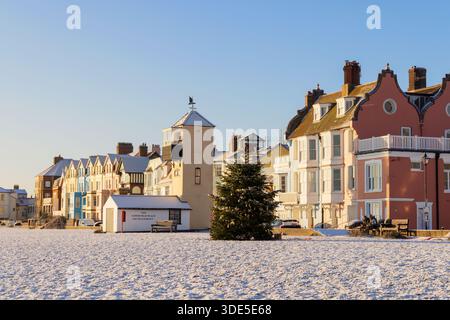 Aldeburgh, Suffolk. UK. Blick auf den Strand mit Weihnachtsbaum an einem sonnigen, kalten Wintertag. Stockfoto