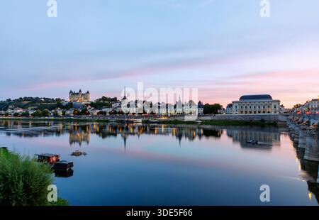 Stadtansicht von Saumur im Abendlicht mit Château du Saumur. Kirche Saint-Pierre, Rathaus Mairie de Saumur, Theater Le Dôme und Brücke Pont Cessart üb Stockfoto