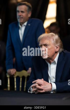 US-Präsident Donald Trump nimmt am 3. Januar 2026 an einer Besprechung und Beobachtung der Operation absolute Resolve Teil, der US-Militärmission, die das Regime von Nicolás Maduro in Venezuela ins Visier nahm. Die Operation umfasste koordinierte Streiks und Sondereinsätze, um Schlüsselelemente der Sicherheitsstruktur von Maduro abzubauen. Bild mit freundlicher Genehmigung des Weißen Hauses. Stockfoto