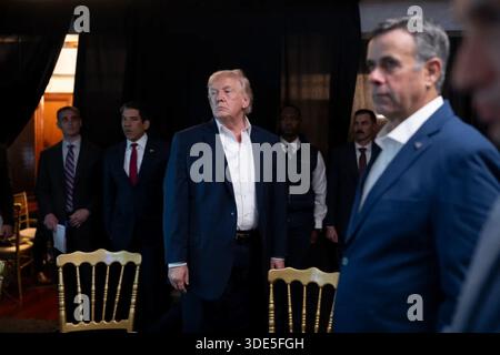 US-Präsident Donald Trump nimmt am 3. Januar 2026 an einer Besprechung und Beobachtung der Operation absolute Resolve Teil, der US-Militärmission, die das Regime von Nicolás Maduro in Venezuela ins Visier nahm. Die Operation umfasste koordinierte Streiks und Sondereinsätze, um Schlüsselelemente der Sicherheitsstruktur von Maduro abzubauen. Bild mit freundlicher Genehmigung des Weißen Hauses. Stockfoto