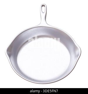 Leere Metallpfanne isoliert auf weißem, langem Griff, Kochutensilien. 3D-Rendering Stockfoto