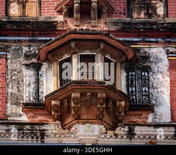 Nahaufnahme eines kunstvollen, verwitterten architektonischen Details an einer historischen Gebäudefassade. Stockfoto