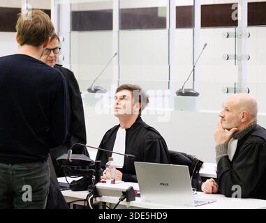 Brüssel, Belgien Januar 2026. Laie Laurent Levi, Laie Luc Van Malderen und während der Zusammensetzung der Jury für den Assize-Prozess gegen Franc Gergely, alias Franc Copja, und acht weitere Angeklagte, vor dem Assize-Gericht der Provinz Brüssel Hauptstadt, Montag, den 05. Januar 2026, in Brüssel dargestellt. Die Angeklagten werden wegen Mordes an Ardit Spahiu angeklagt, der am 27. November 2020 in Molenbeek erschossen wurde. Der Hauptbeschuldigte und der Viktor, beide albanische Staatsbürger, gehörten zwei rivalisierenden Clans an, die am Kokainhandel beteiligt waren. Quelle: Belga News Agency/Alamy Live News Stockfoto
